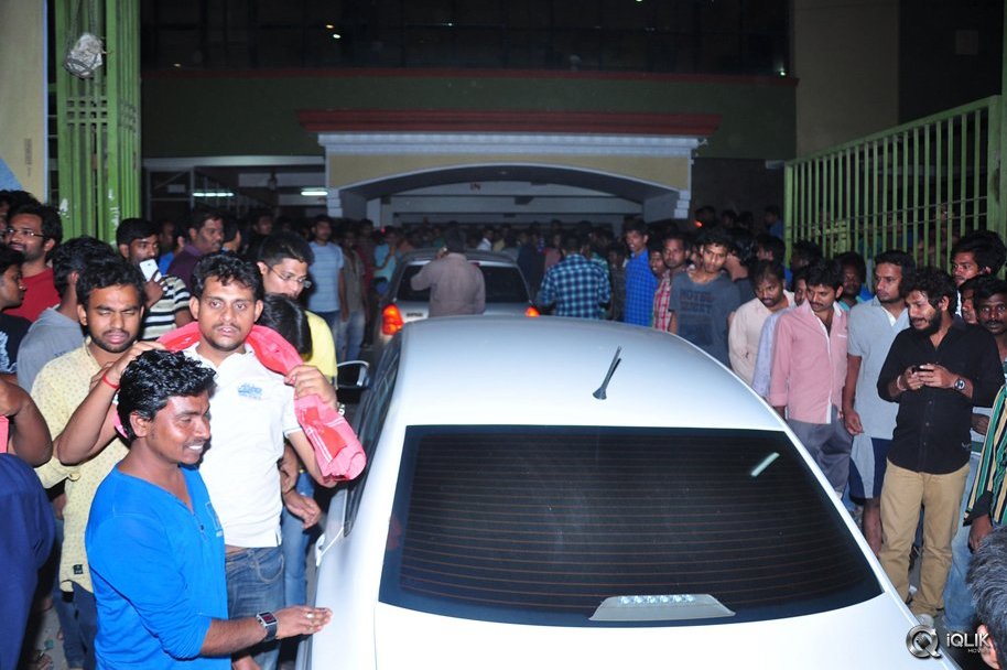 Sardaar-Gabbar-Singh-Movie-Hungama-at-Arjun-Theater